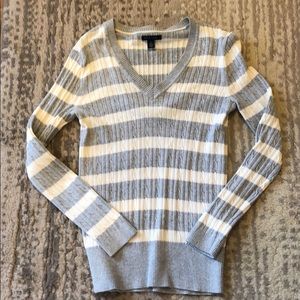 Cable knit v-neck long sleeve shirt